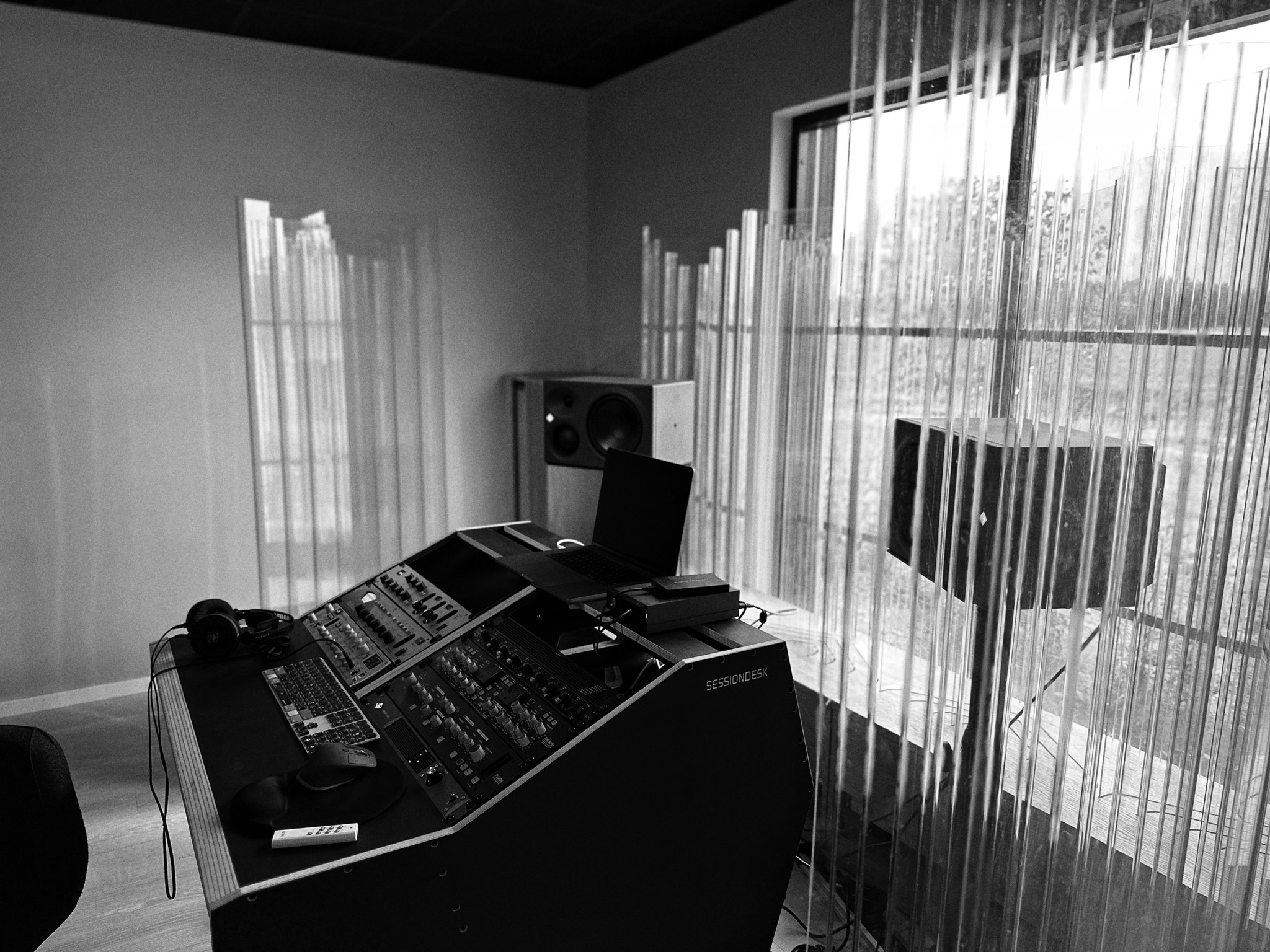 Studio vs. Agency: Which Creative Partner is Right for Your Business?